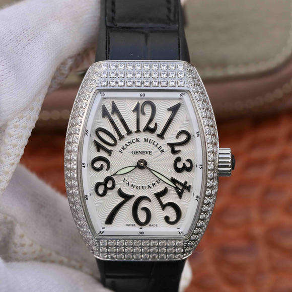法穆蘭Vanguard V32 女腕表 ，腕表的創作靈感源自其至美設計與獨特造型 ，以太陽壓紋錶盤鑲