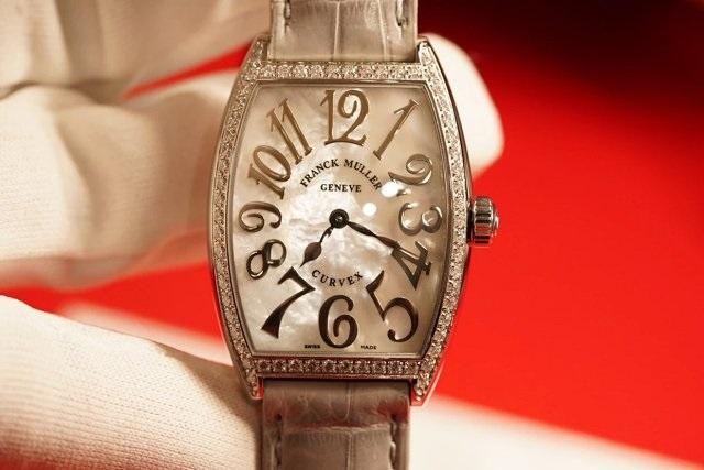 一比一複刻法蘭克穆勒酒桶型皮帶女士石英手錶 鑲鑽款