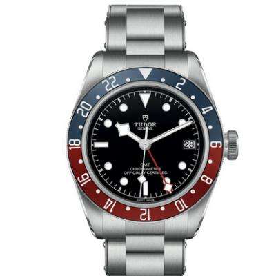 ZF帝舵碧灣系列之格林尼治型腕表。以傳統設計融合格林尼治“紅藍”經典，成就此復古運動的腕上佳品