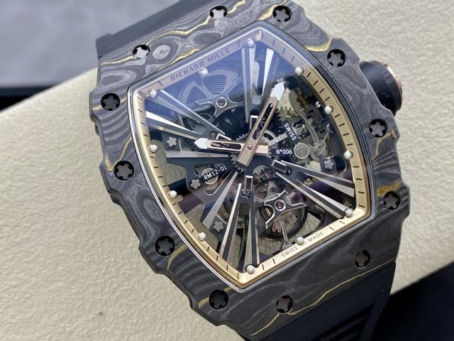 理查RM12陀飛輪獨家的複合材料「Gold Carbon TPT」金碳纖維製作