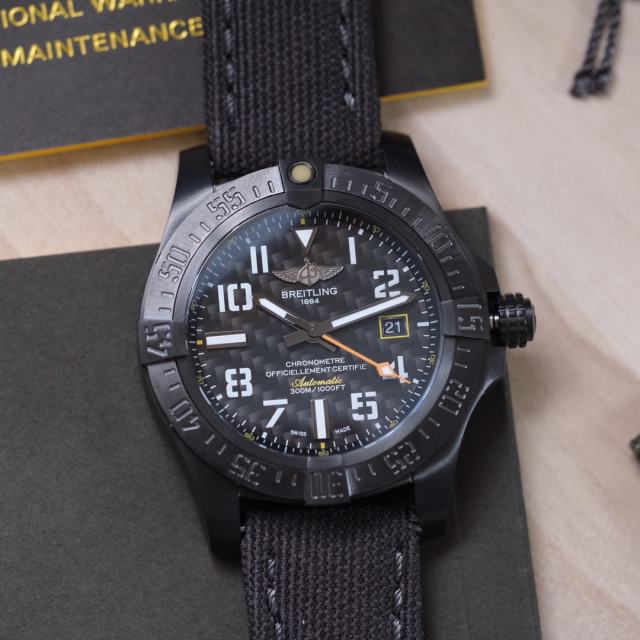 百年靈經典復仇者系列黑鳥偵察機，錶盤尺寸44mm，