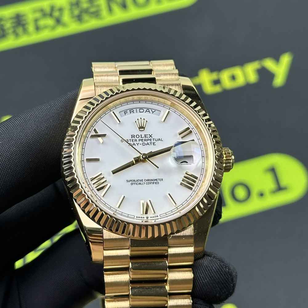 正面特寫：羅馬數字時標金屬質感、金色指針細節