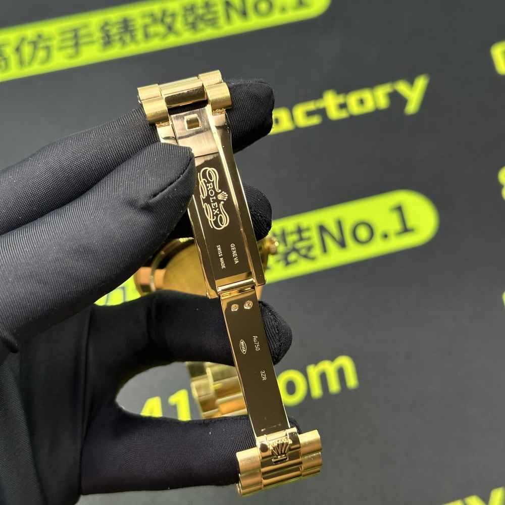 錶扣特寫：皇冠 logo 立體感與金色飽和度同步