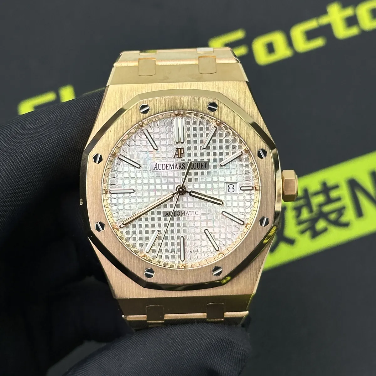 AP Royal Oak 15400 white dial Grande Tapisserie macro 15400 白盤格紋與日期窗特寫