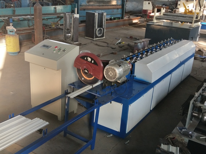 Fly Saw Cutting Shutter Door Forming Machine