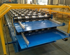 Doppeldecker-Rollformmaschine mit Metallverglasung