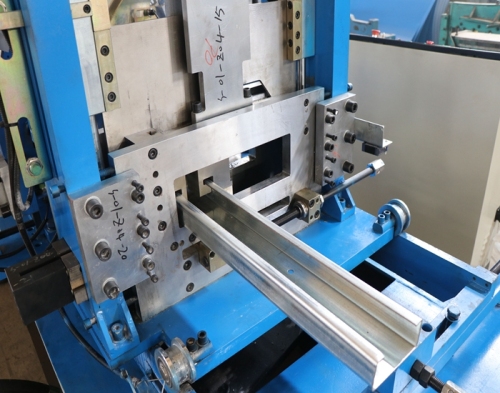 Auto-C-Pfetten-Rollformmaschine mit Stanzen