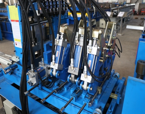 Auto-C-Pfetten-Rollformmaschine mit Stanzen