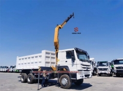 中国重汽豪沃 20 吨自卸车配 6.3T 折臂起重机