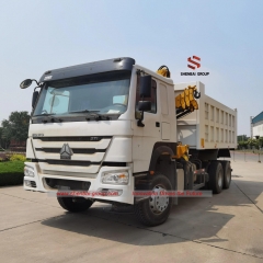 中国重汽豪沃 20 吨自卸车配 6.3T 折臂起重机