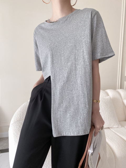 T-shirt with chain link at neckline and irregular hem