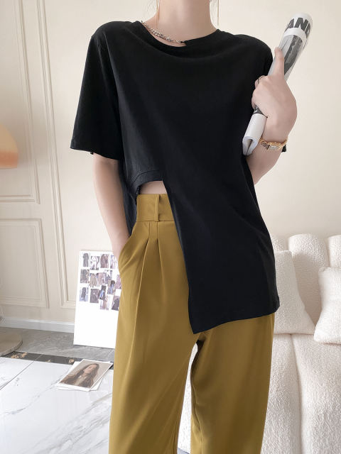 T-shirt with chain link at neckline and irregular hem