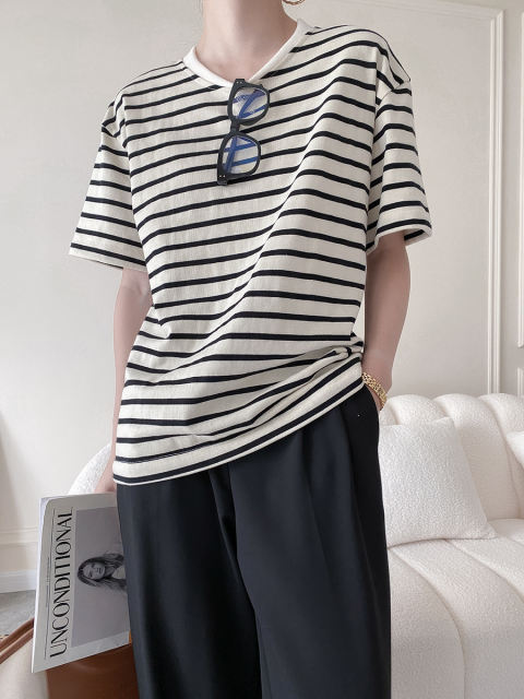 Black striped crew neck T-shirt