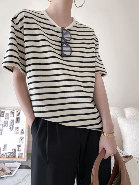 Black striped crew neck T-shirt