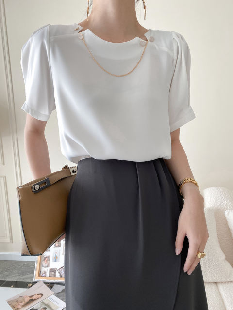 Chain-trimmed short-sleeved shirt