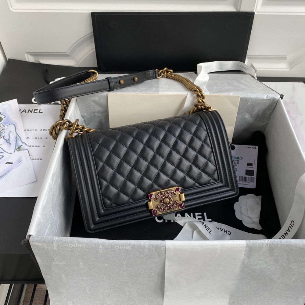 CHANEL Enamel craft inlay，Boutique