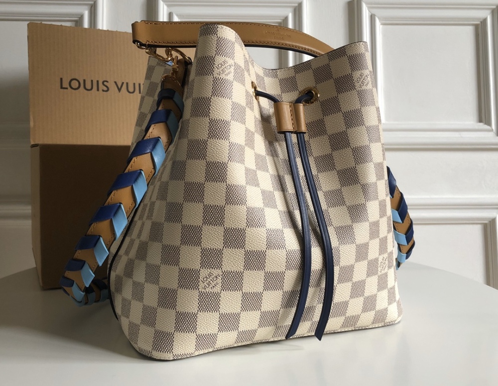 Louis Vuitton NÉONOÉ  mirror boutique LV gaston