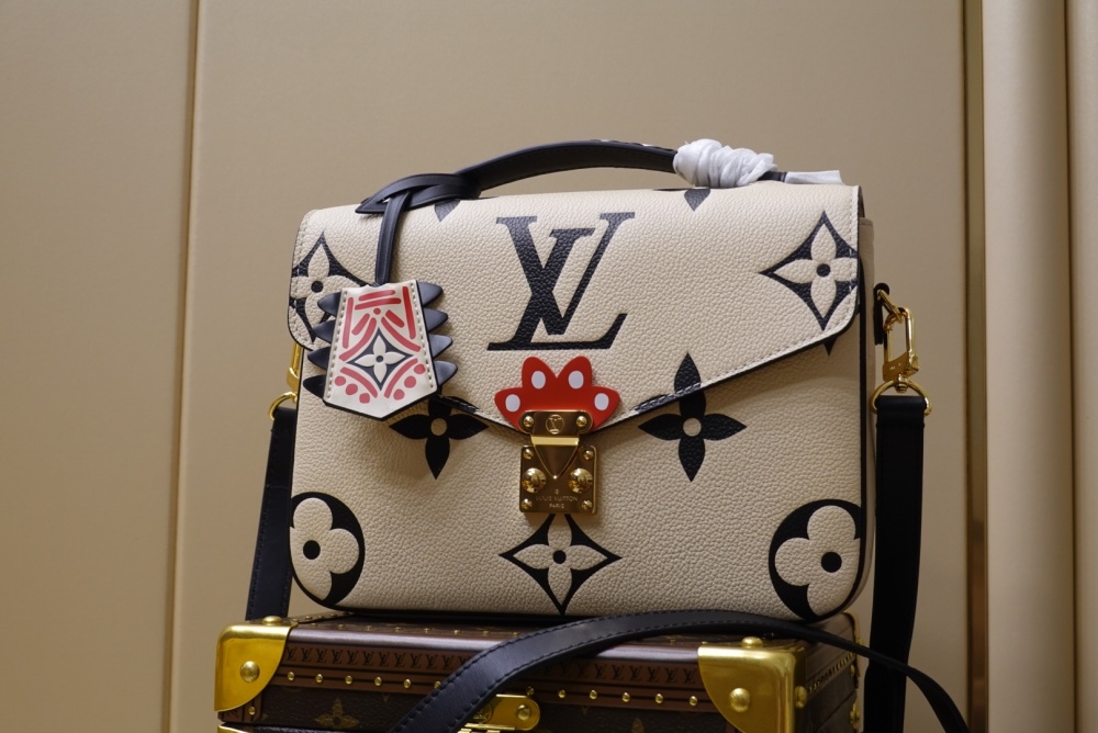 Louis Vuitton Pochette Métis mirror boutique ,LV embossed messenger bag
