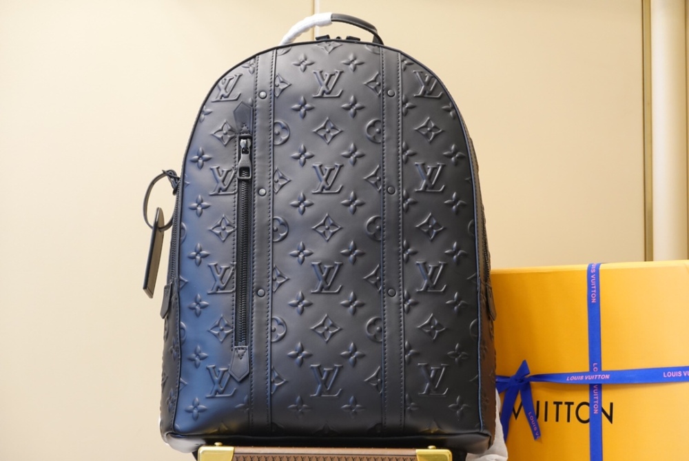 Louis Vuitton ARMAND  mirror boutique，LV embossed pattern armand shoulder bag