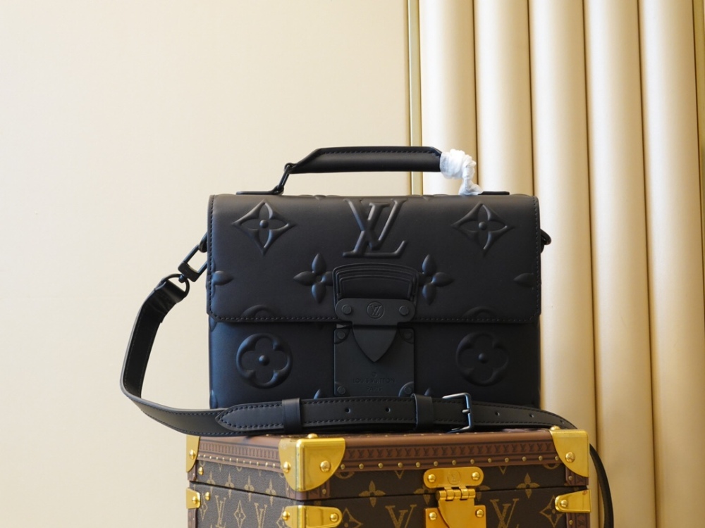 Louis Vuitton AMBASSADEUR mirror boutique,LV embossed pattern envelope bag