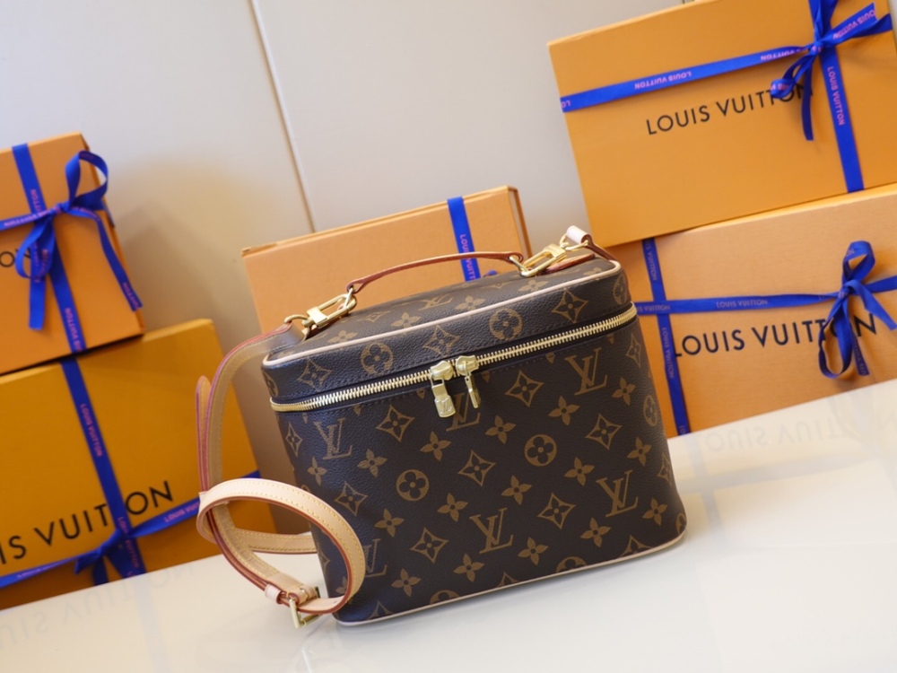 Louis Vuitton nineBB Cosmetic bag mirror boutique