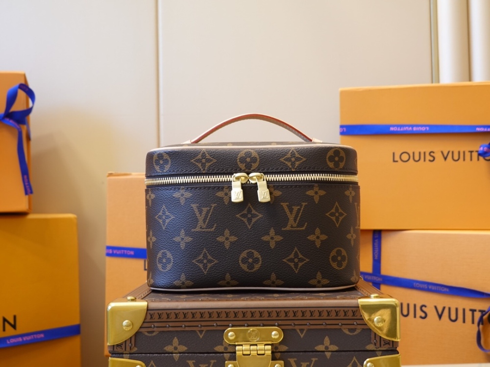 Louis Vuitton nineBB Cosmetic bag mirror boutique