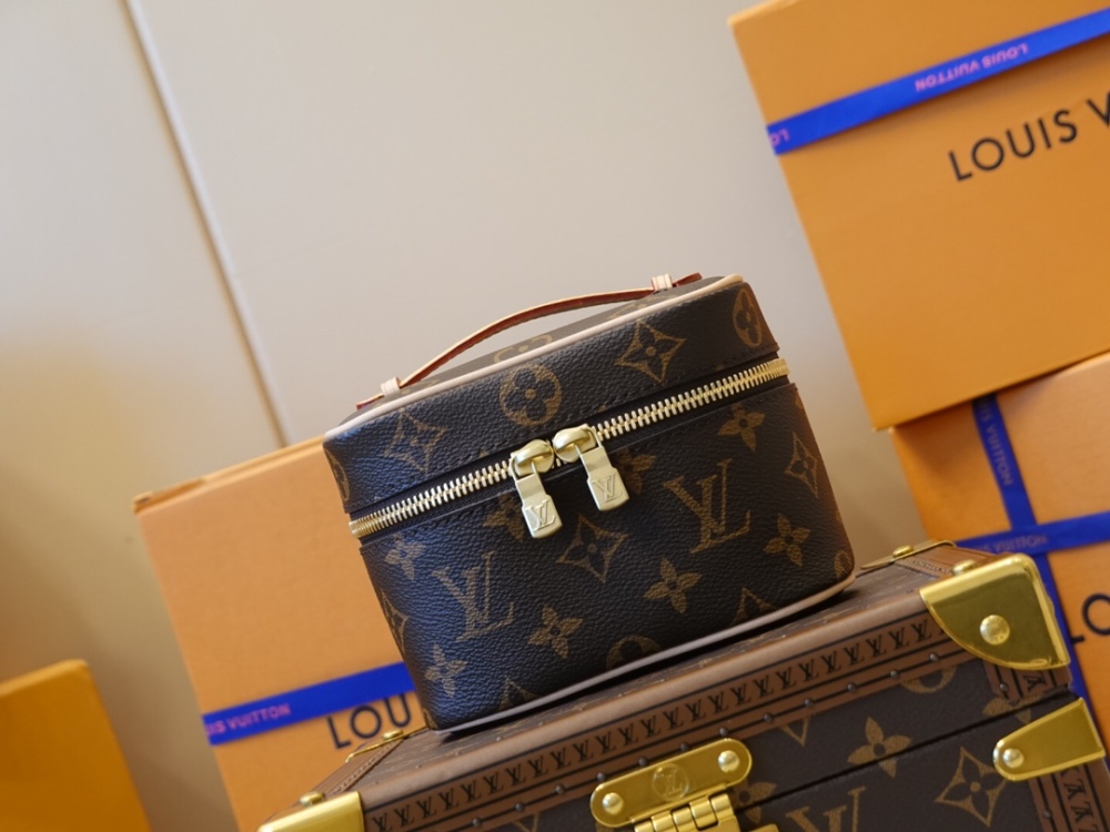 Louis Vuitton nineBB Cosmetic bag mirror boutique