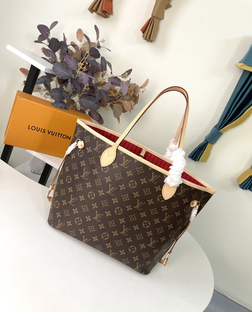 Louis Vuitton neverfull   mirror boutique