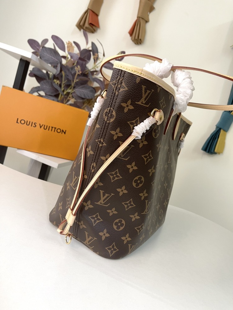 Louis Vuitton neverfull   mirror boutique