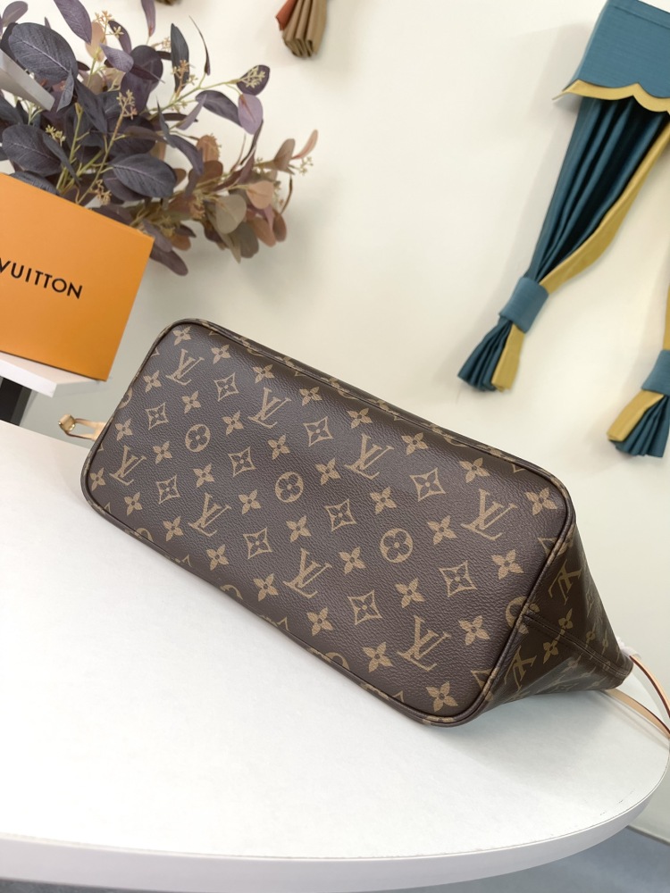 Louis Vuitton neverfull   mirror boutique