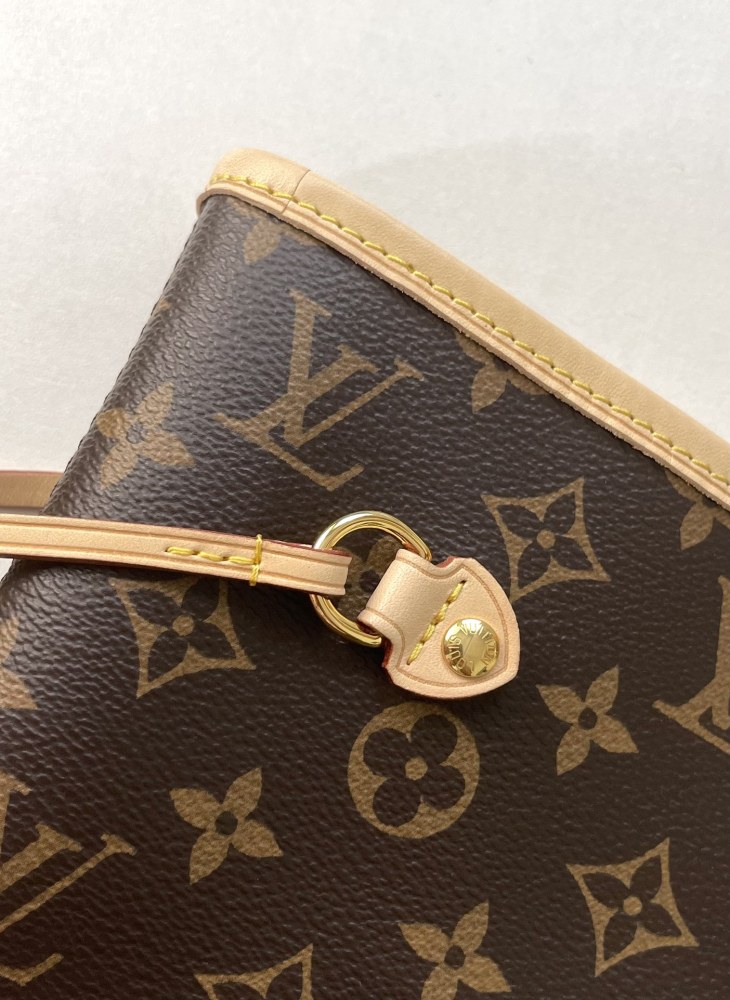 Louis Vuitton neverfull   mirror boutique