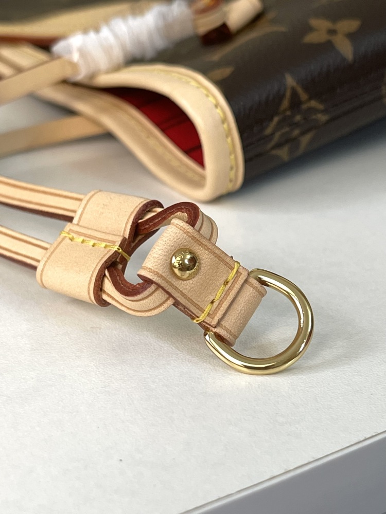 Louis Vuitton neverfull   mirror boutique