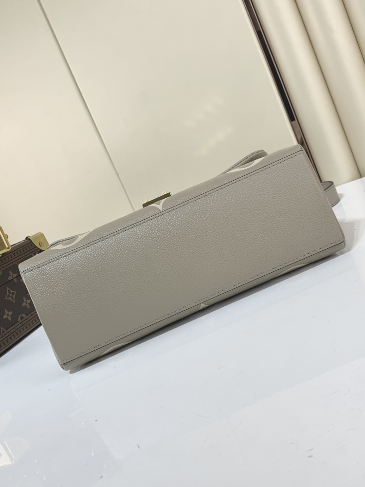 Louis Vuitton MADELEINE  mirror boutique