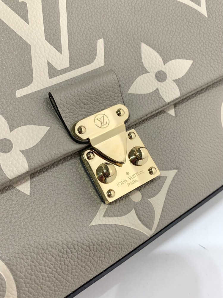 Louis Vuitton MADELEINE  mirror boutique