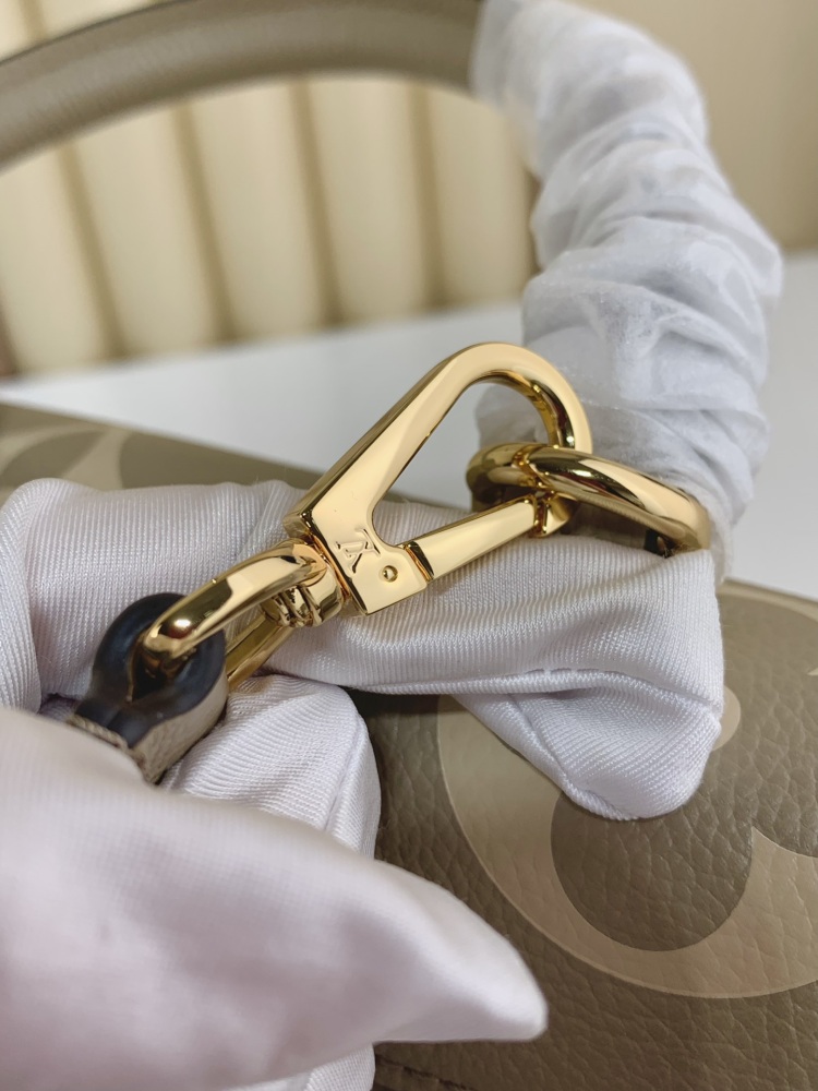 Louis Vuitton MADELEINE  mirror boutique