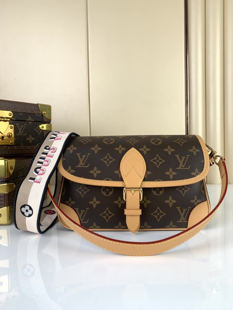 Louis Vuitton DIANE mirror boutique