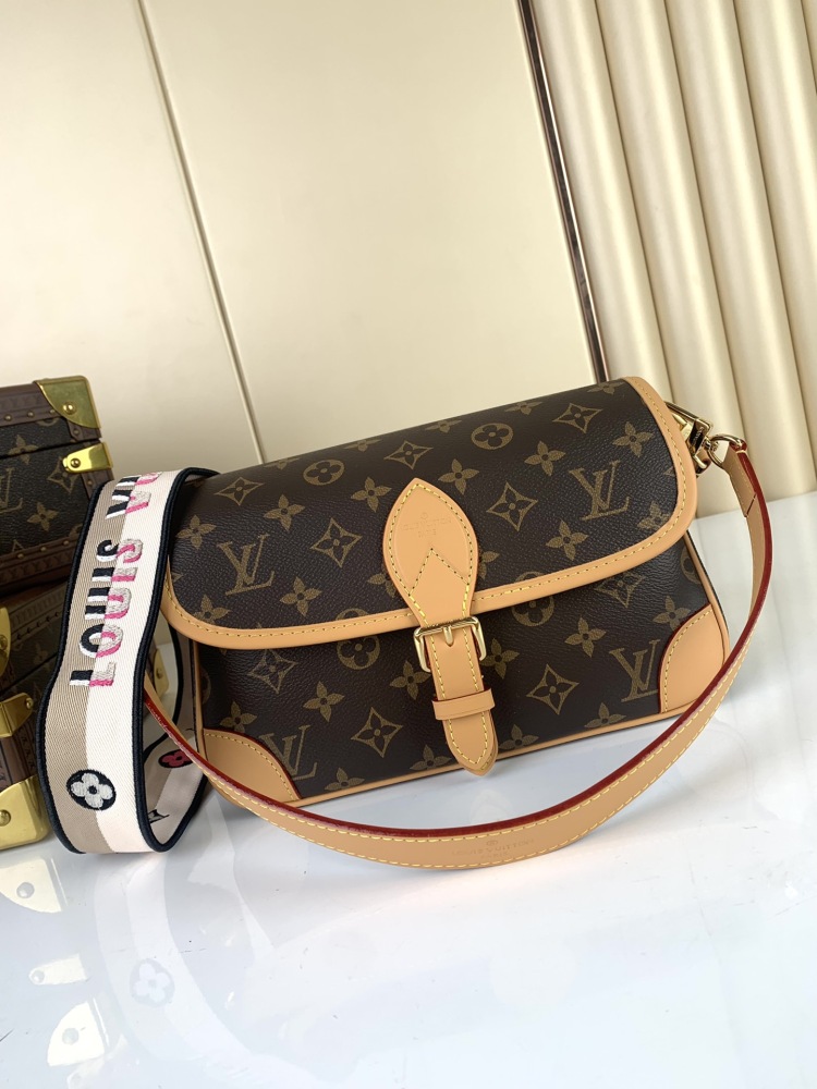 Louis Vuitton DIANE mirror boutique