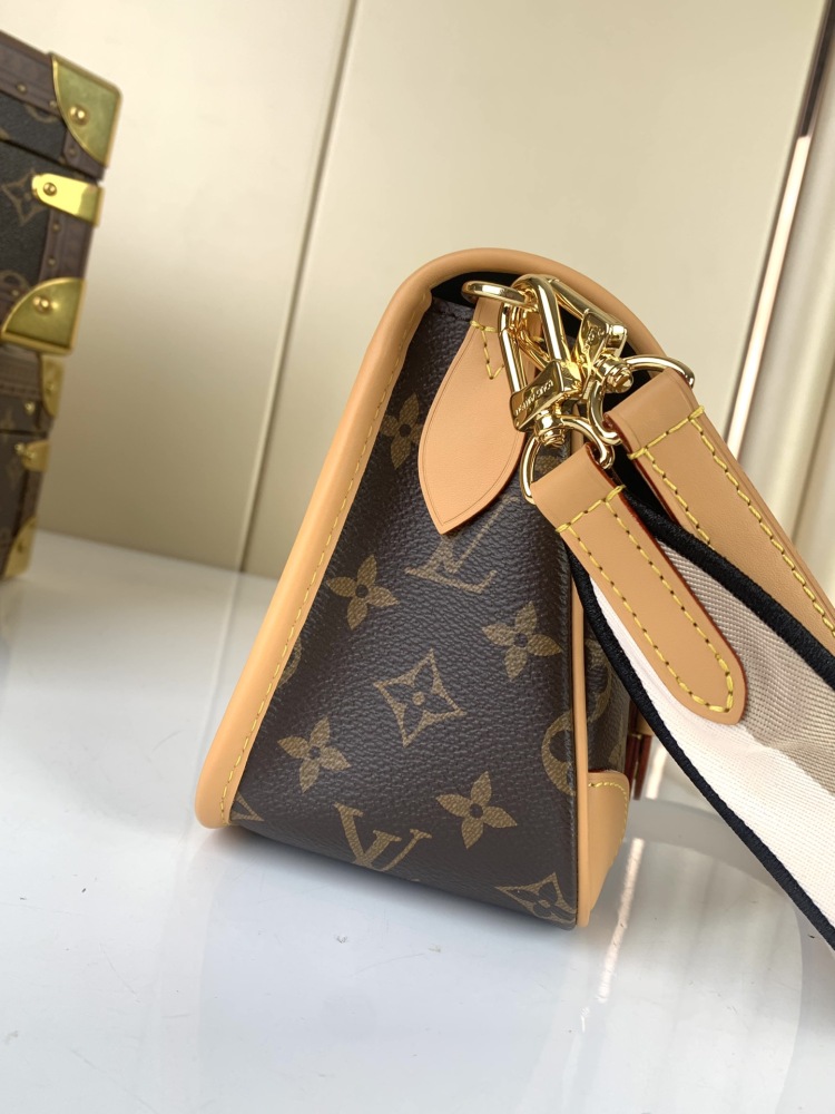 Louis Vuitton DIANE mirror boutique