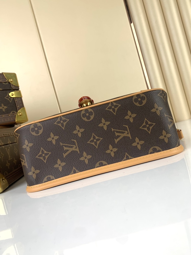 Louis Vuitton DIANE mirror boutique