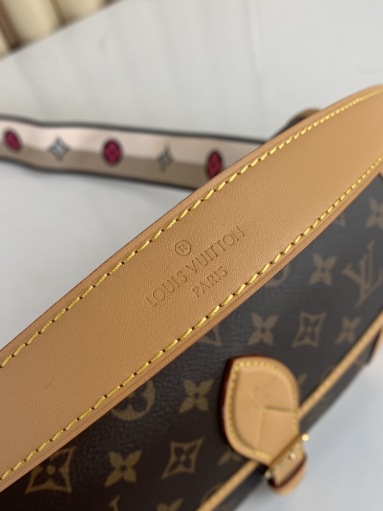Louis Vuitton DIANE mirror boutique