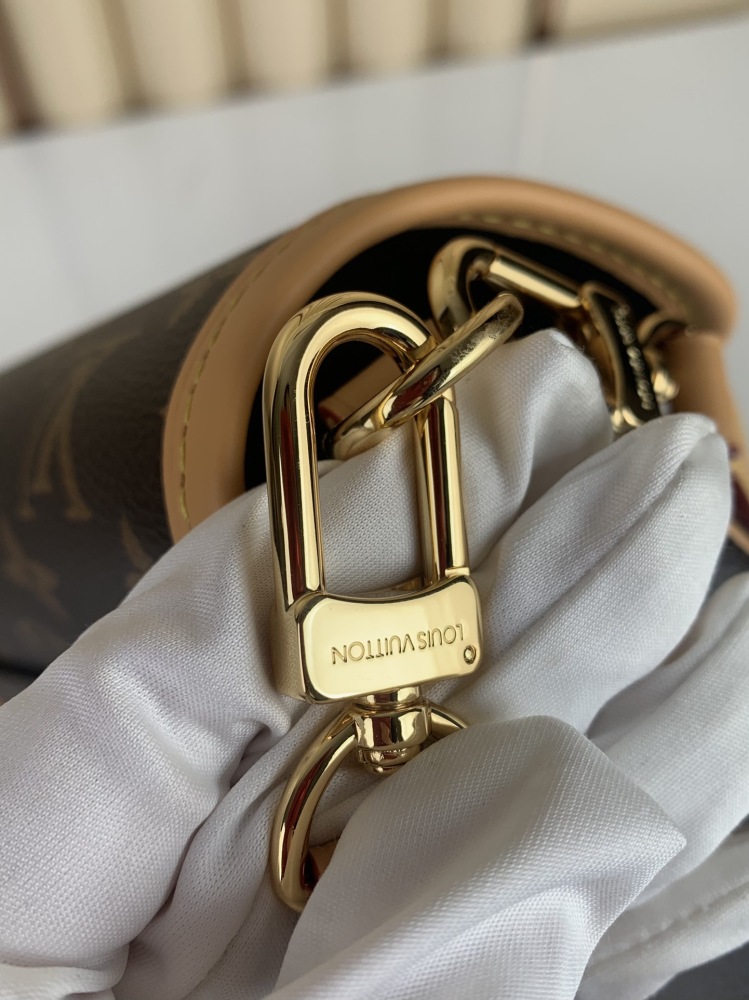 Louis Vuitton DIANE mirror boutique