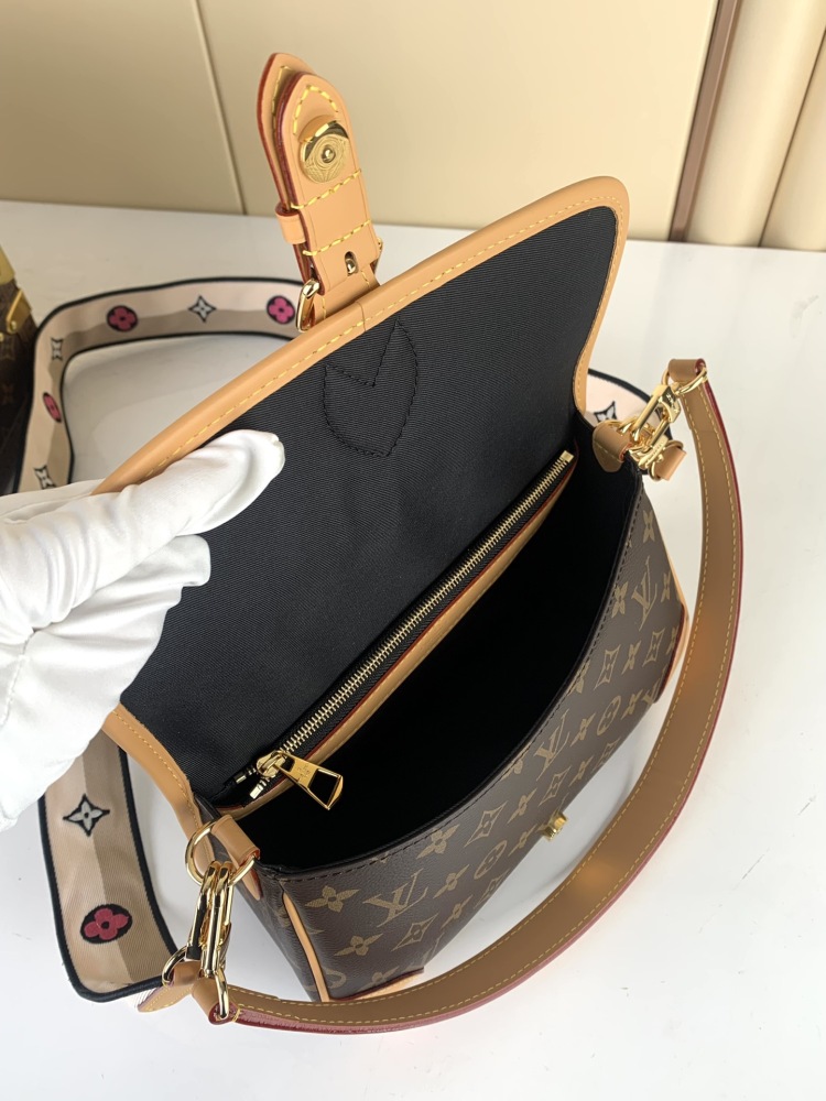 Louis Vuitton DIANE mirror boutique