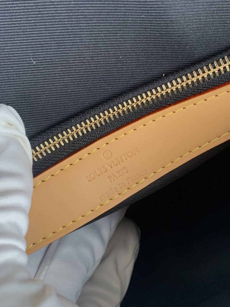 Louis Vuitton DIANE mirror boutique