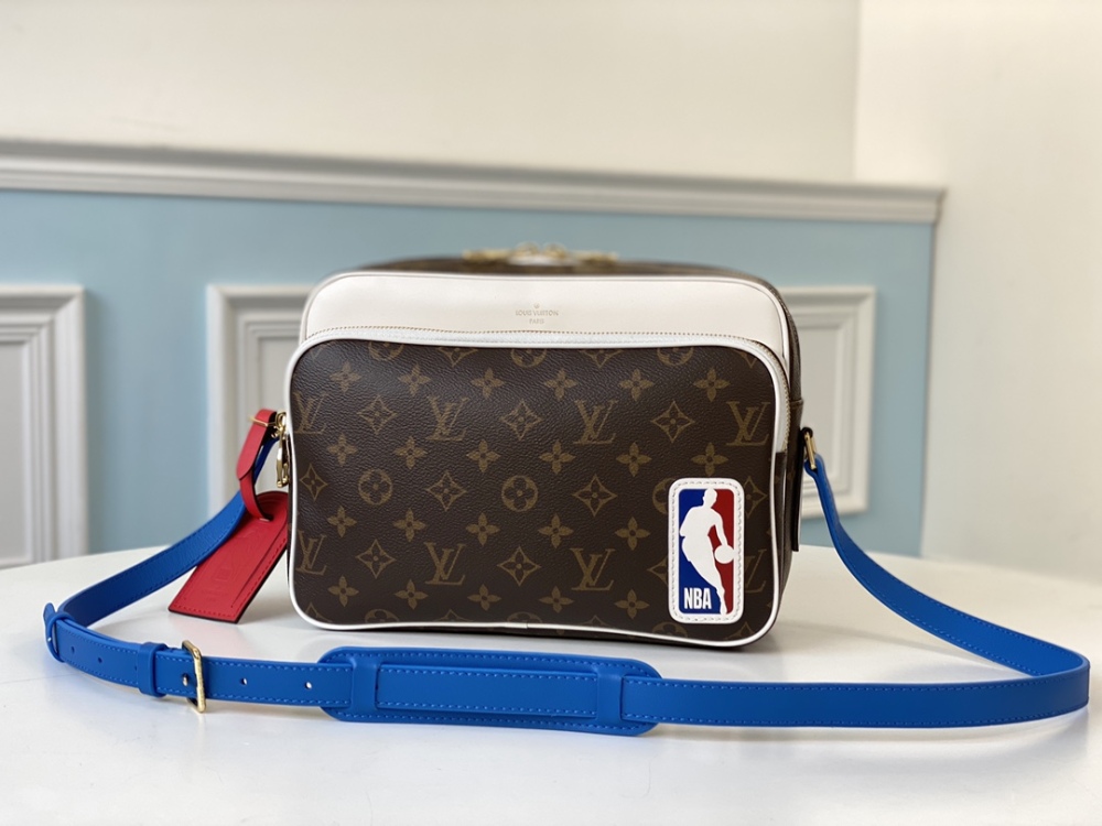Louis Vuitton Letter carrier bag co-branded series,NIL MESSENGER mirror Boutique