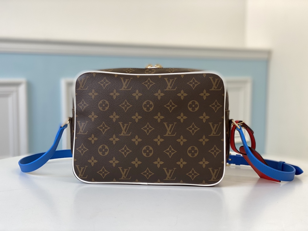 Louis Vuitton Letter carrier bag co-branded series,NIL MESSENGER mirror Boutique