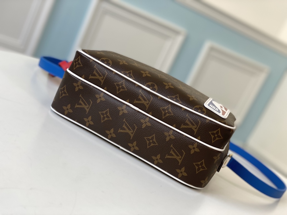 Louis Vuitton Letter carrier bag co-branded series,NIL MESSENGER mirror Boutique