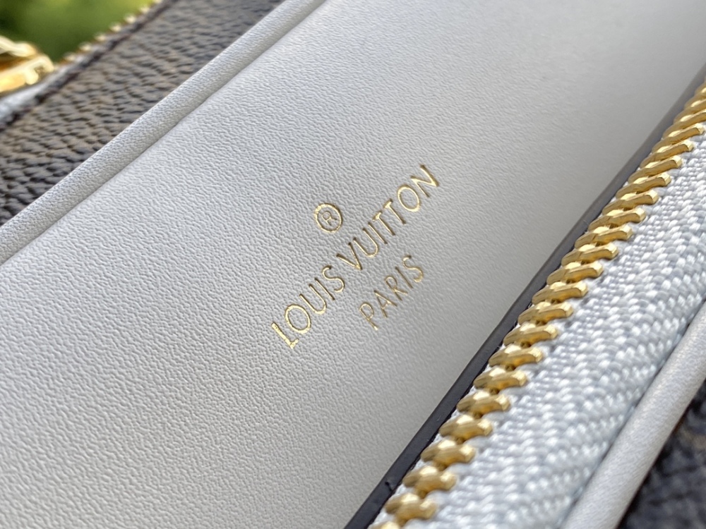 Louis Vuitton Letter carrier bag co-branded series,NIL MESSENGER mirror Boutique