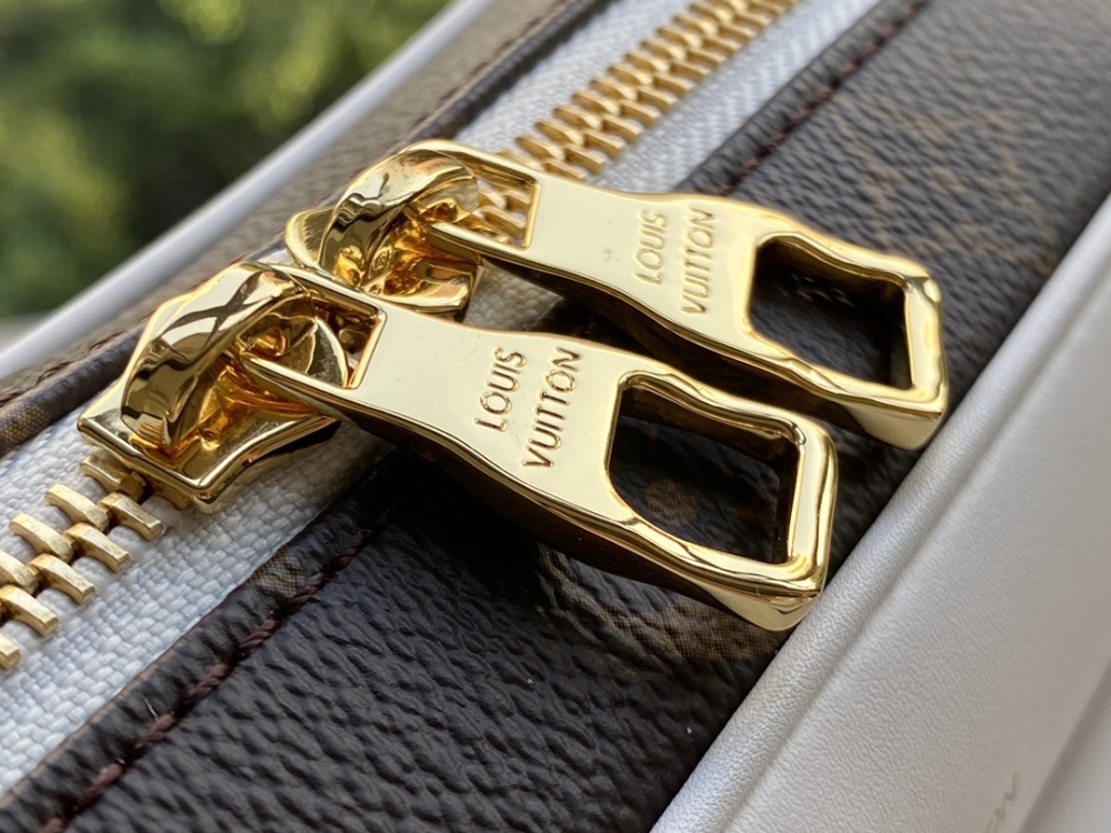 Louis Vuitton Letter carrier bag co-branded series,NIL MESSENGER mirror Boutique