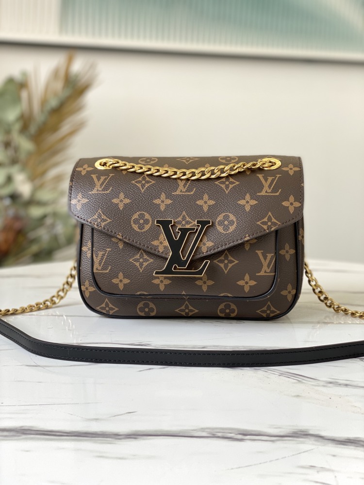 Louis Vuitton PASSY mirror boutique, chain bag