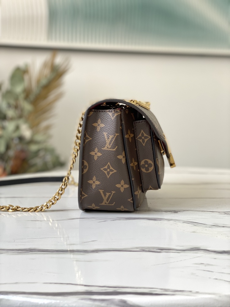 Louis Vuitton PASSY mirror boutique, chain bag